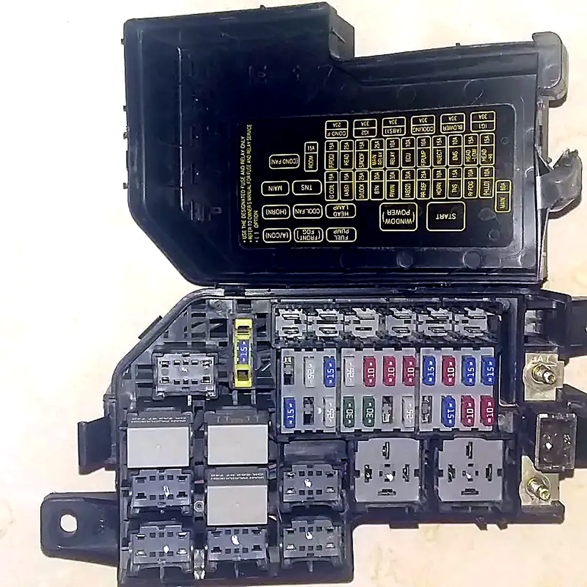 عکس جعبه فیوز ریو داخل موتور + نقشه روی درپوش